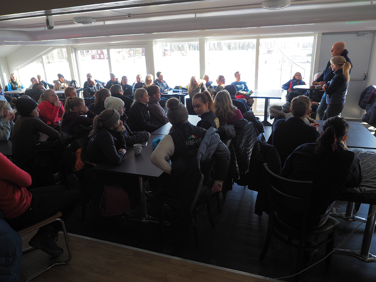 Kvällens clinic i Hammarö inleddes med föreläsning i cafeterian.