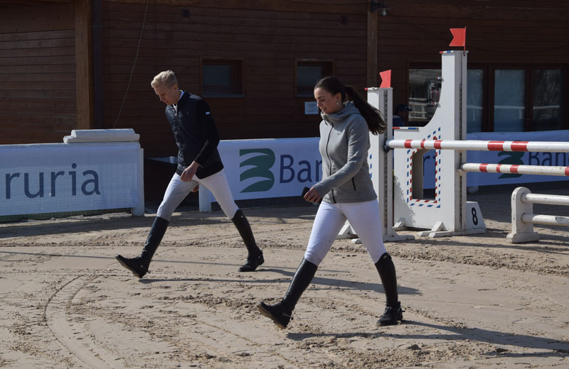 Linn och Gabriel går banan till 1.15-klassen i bronstouren. Foto: Jennifer Åström